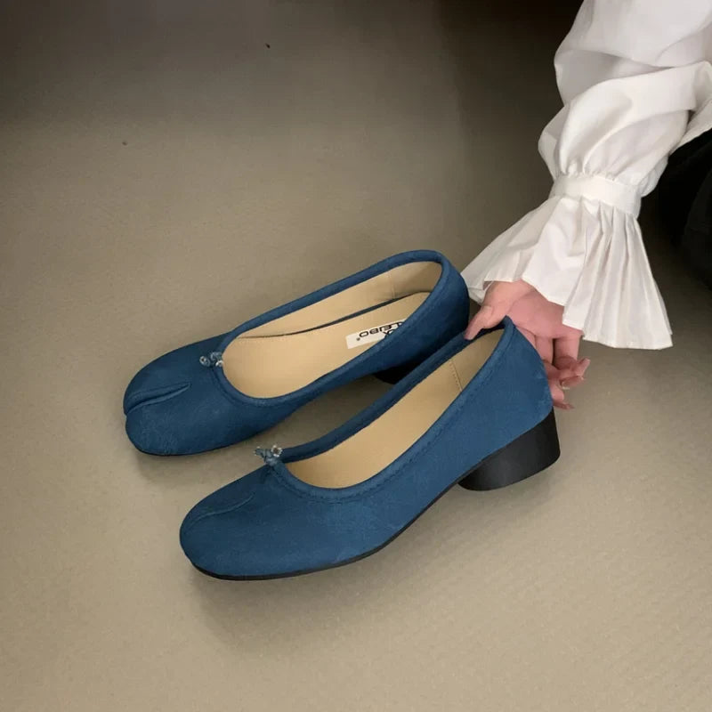 Vintage Tabi Ninja Shoes Low Heel Women Round Split Toe Shallow Thick Heel Sandals Single Mary Janes Shoes Female Pumps