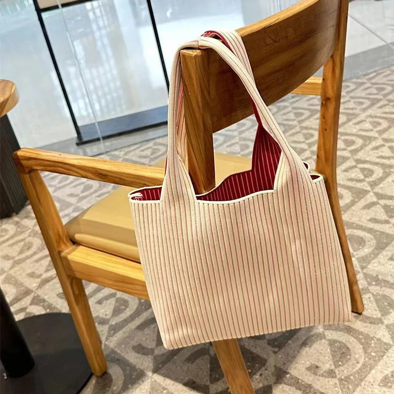 The shoulder bag boasts a stylish design with a natural and sleek classic shape, exuding an understated yet elegant fashion Toth