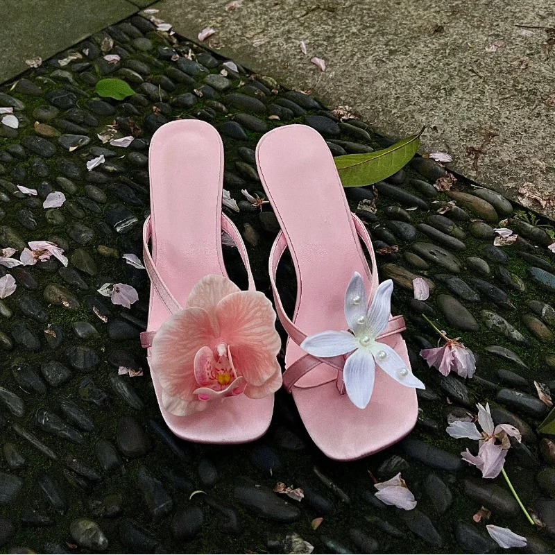 Sweet Summer Bright Color Asymmetrical Flower Decoration Sandals Silk Clip Thin Heel Flip Flops Casual Beach Vacation High Heel