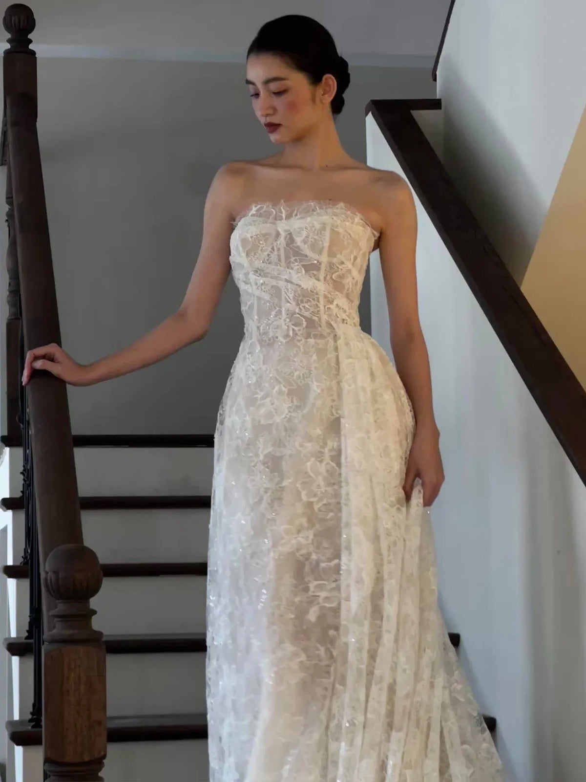 Retro Lightweight Lace Bridal Gown with Train for Bride Elegant Morning Robe Outdoor Wedding Dress Chinese Manufacturer