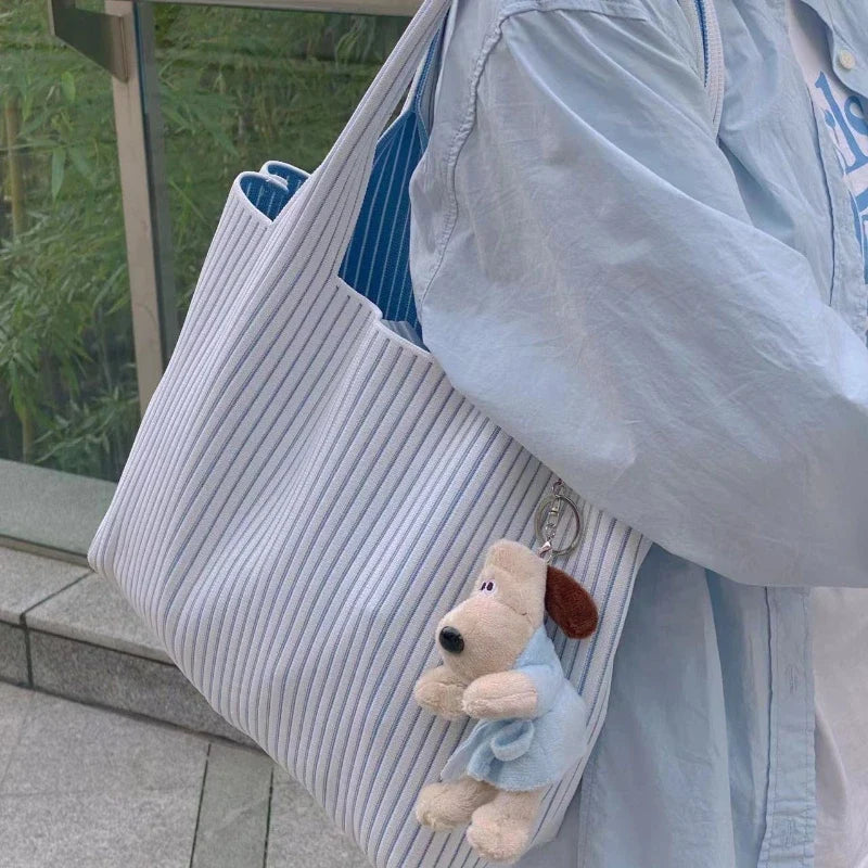 The shoulder bag boasts a stylish design with a natural and sleek classic shape, exuding an understated yet elegant fashion Toth