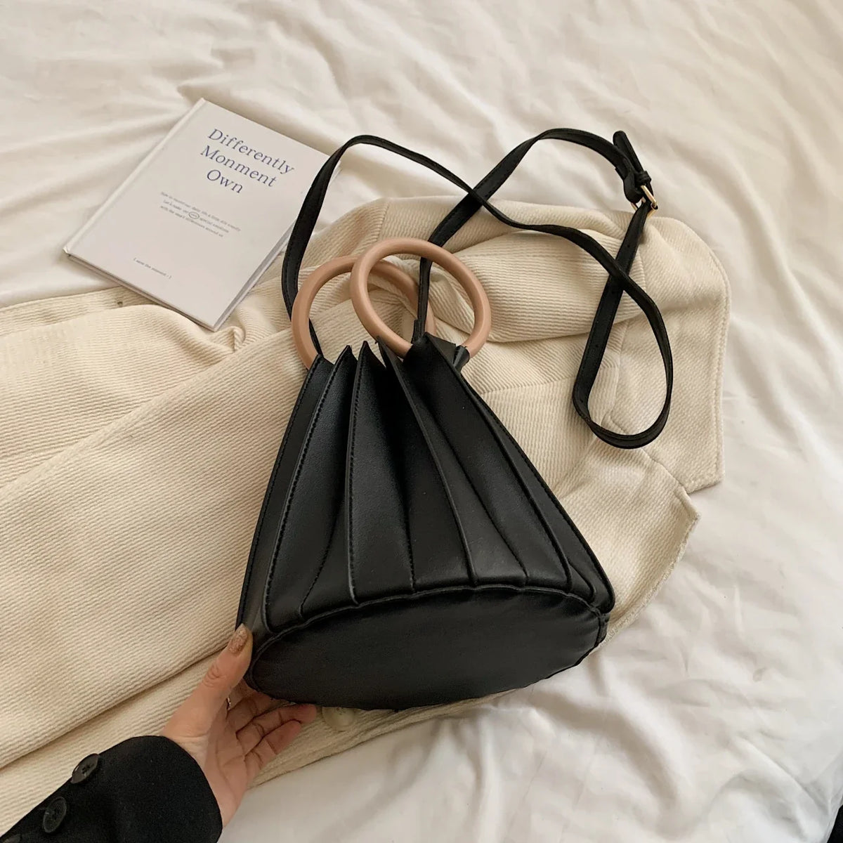 Retro Round Wood Handle Tote Clutch Bag For Women Designer Pleated Striped Bucket Handbag Pu Leather Shoulder Crossbody Bags