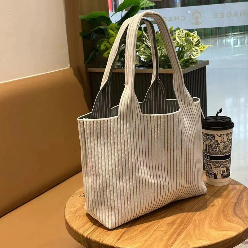 The shoulder bag boasts a stylish design with a natural and sleek classic shape, exuding an understated yet elegant fashion Toth