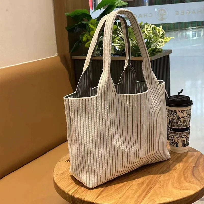 The shoulder bag boasts a stylish design with a natural and sleek classic shape, exuding an understated yet elegant fashion Toth
