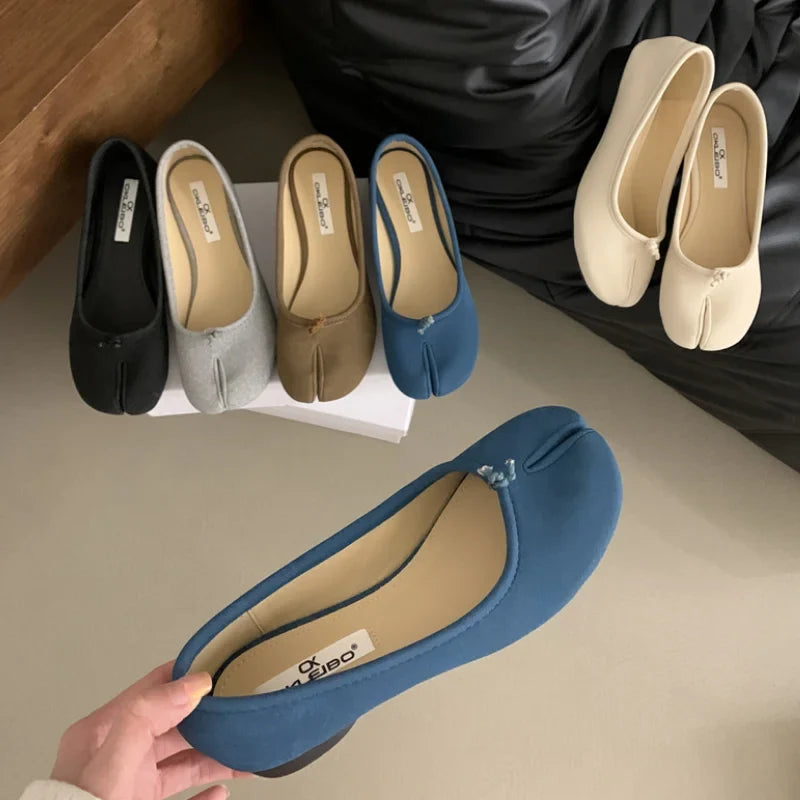 Vintage Tabi Ninja Shoes Low Heel Women Round Split Toe Shallow Thick Heel Sandals Single Mary Janes Shoes Female Pumps