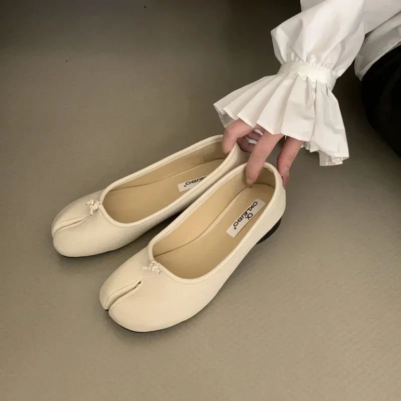 Vintage Tabi Ninja Shoes Low Heel Women Round Split Toe Shallow Thick Heel Sandals Single Mary Janes Shoes Female Pumps