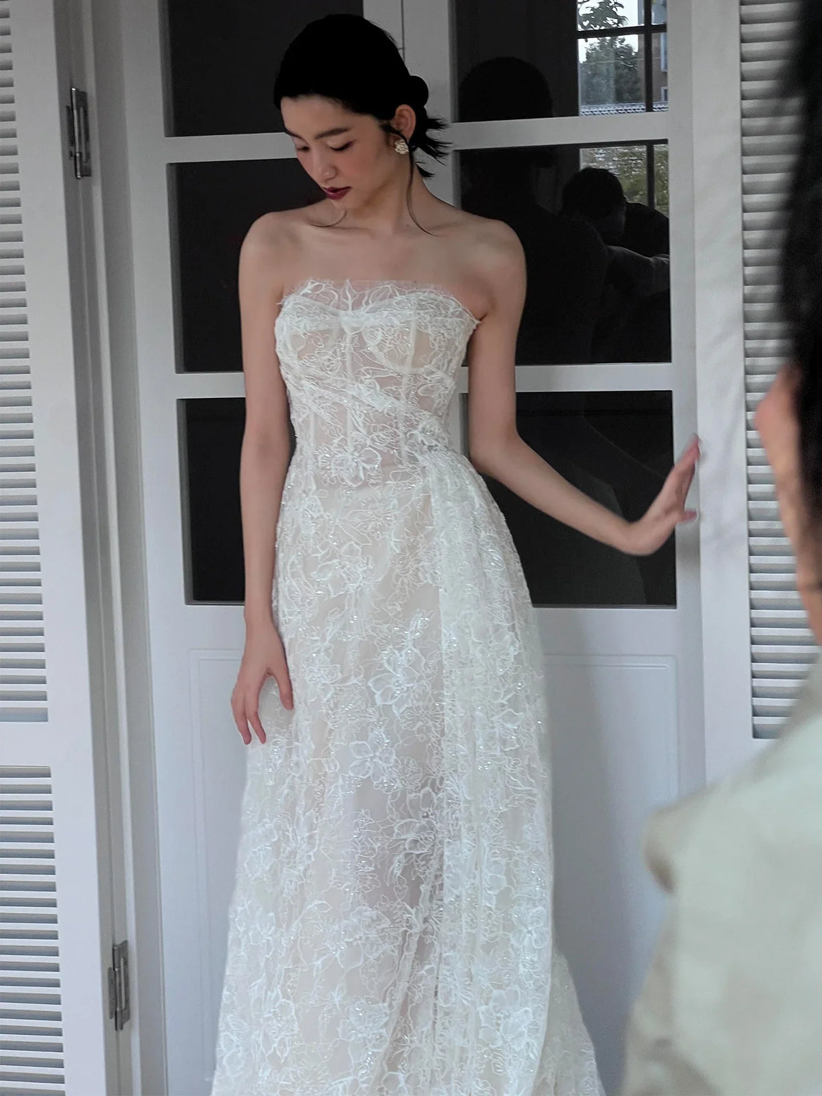 Retro Lightweight Lace Bridal Gown with Train for Bride Elegant Morning Robe Outdoor Wedding Dress Chinese Manufacturer