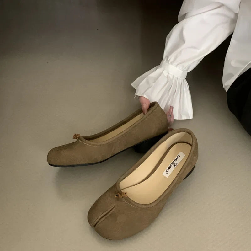 Vintage Tabi Ninja Shoes Low Heel Women Round Split Toe Shallow Thick Heel Sandals Single Mary Janes Shoes Female Pumps