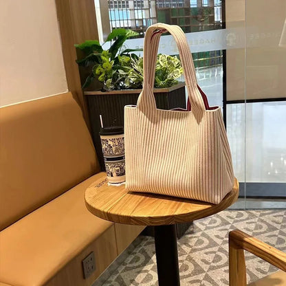 The shoulder bag boasts a stylish design with a natural and sleek classic shape, exuding an understated yet elegant fashion Toth