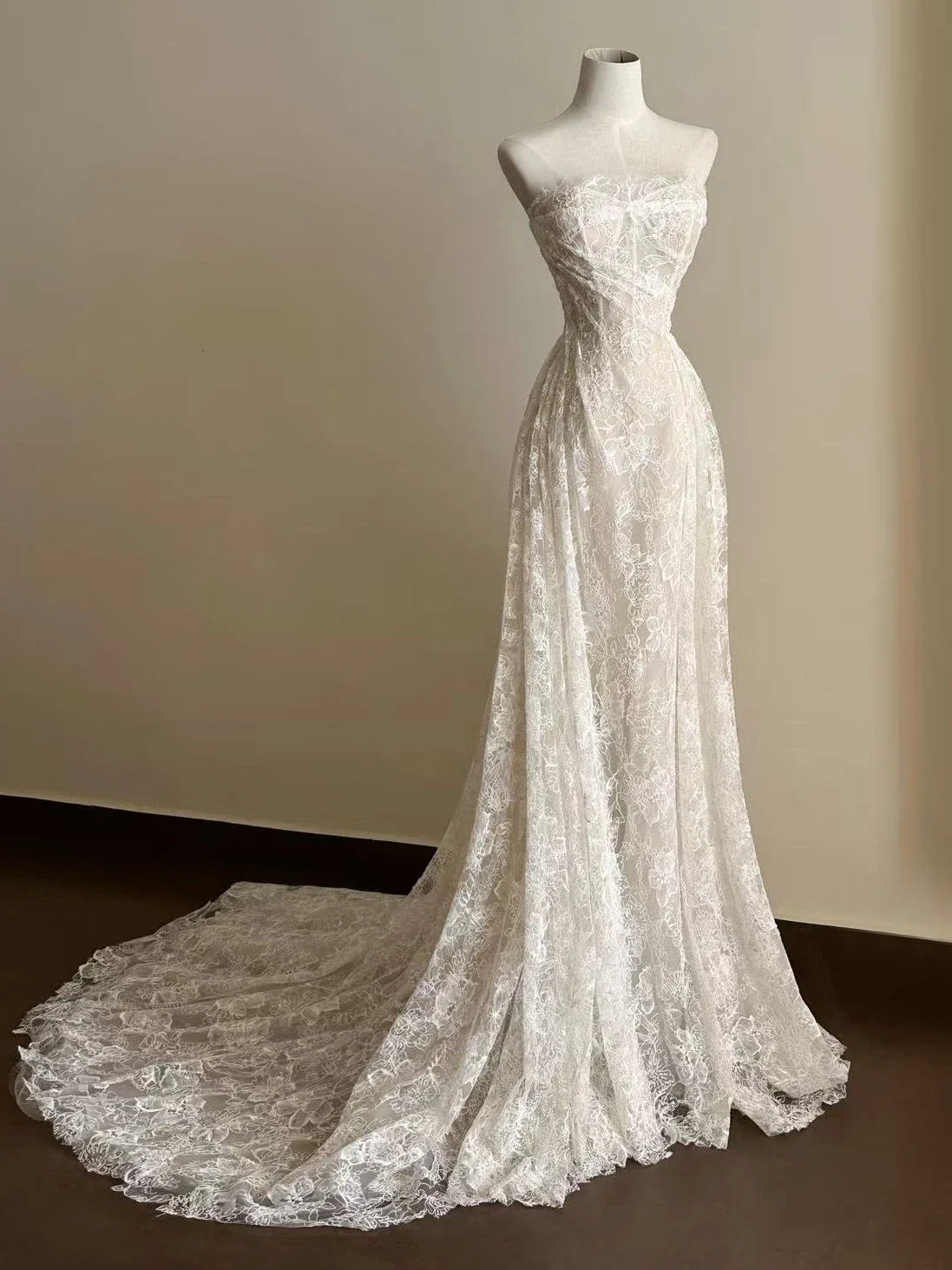 Retro Lightweight Lace Bridal Gown with Train for Bride Elegant Morning Robe Outdoor Wedding Dress Chinese Manufacturer