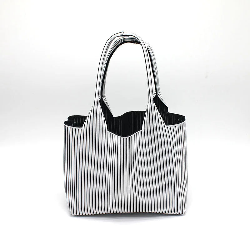 The shoulder bag boasts a stylish design with a natural and sleek classic shape, exuding an understated yet elegant fashion Toth