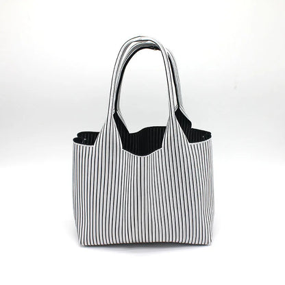 The shoulder bag boasts a stylish design with a natural and sleek classic shape, exuding an understated yet elegant fashion Toth