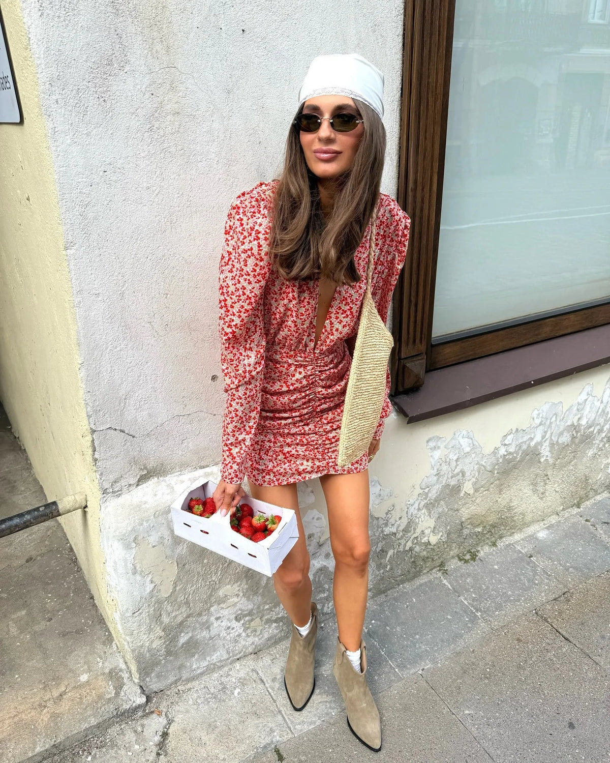 New French retro floral deep V-pleated long sleeved dress with a stylish and stylish design