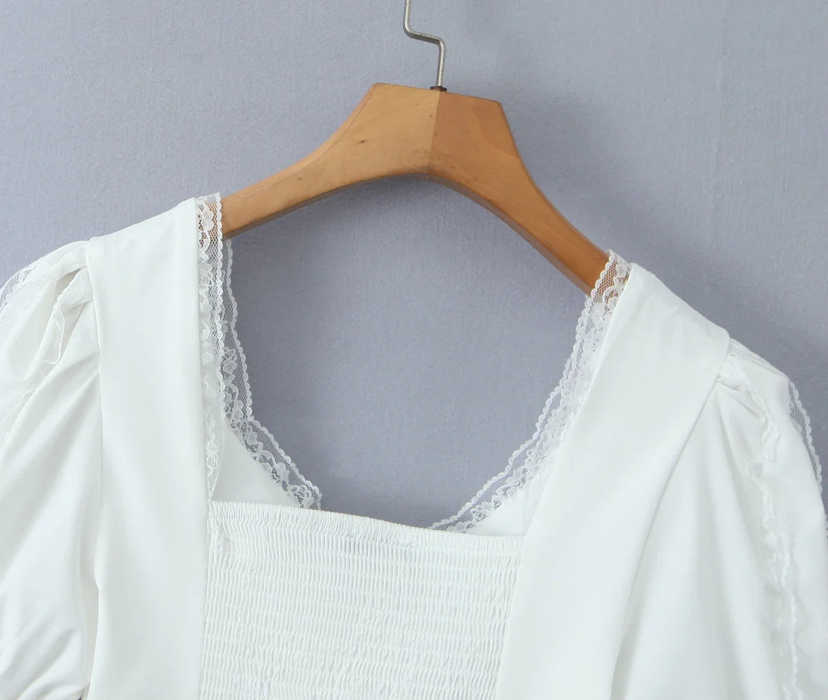 New Summer Short-sleeved Tops Solid Lace Edges V-neck Pleated Design Elegant White Shirt Fashion Holiday Party Crop Tops