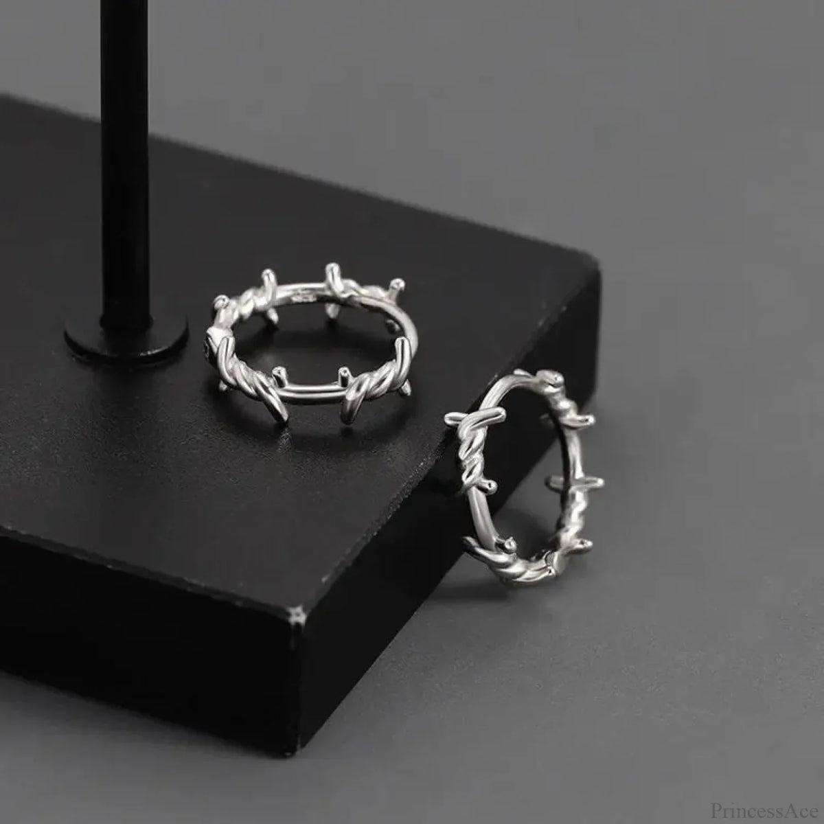 Shiny Thorns Circle Five-Pointed Star Earring